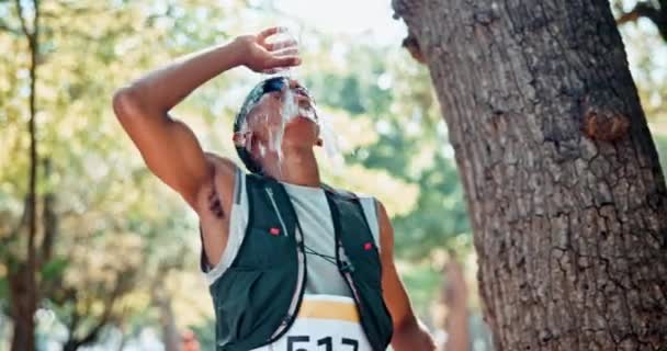Agua Running Hombre Negro Con Fitness Ejercicio Resistencia Con Desafío — Vídeos de Stock