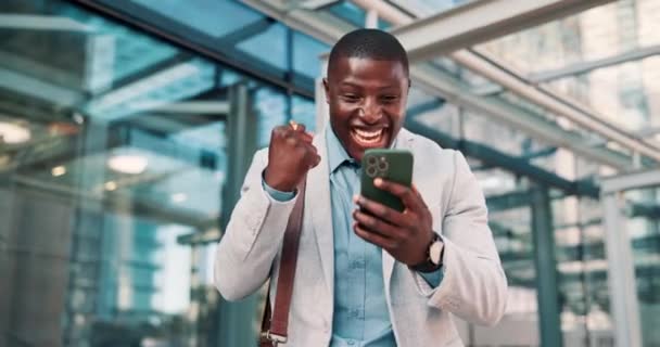商务人士及庆祝活动在城市为成功 胜利或目标的实现而兴奋的推销员 非洲专业人员 智能手机和欢呼声为户外好消息 晋升或奖金 — 图库视频影像