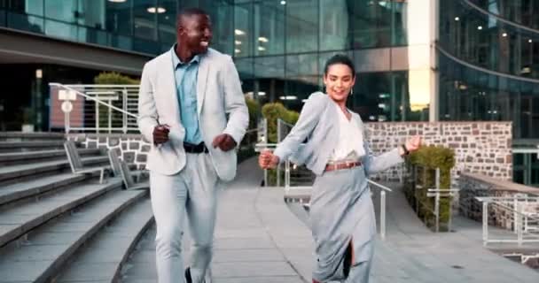Üzleti Férfi Táncolnak Sikerért Szabadban Boldogok Ünneplik Vállalati Befektetések Növekedését — Stock videók