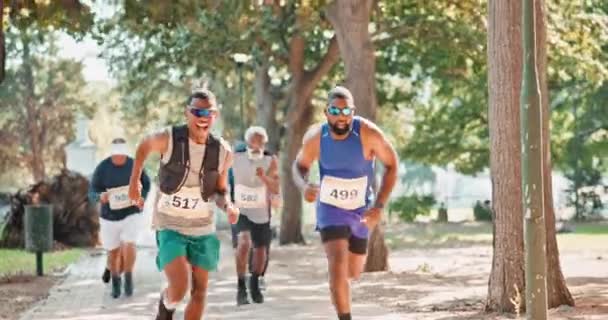 Αθλητής Τρέξιμο Και Τερματισμός Αγώνα Κορδέλα Εορτασμού Ευεξίας Φυσικής Κατάστασης — Αρχείο Βίντεο