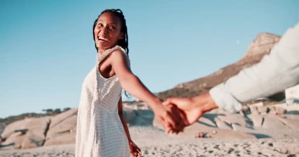 快乐的情侣 沙滩上牵着手 追求爱情 自由地奔跑 年轻的非洲女人 带着微笑 嬉闹着去南非开普敦度假 — 图库视频影像