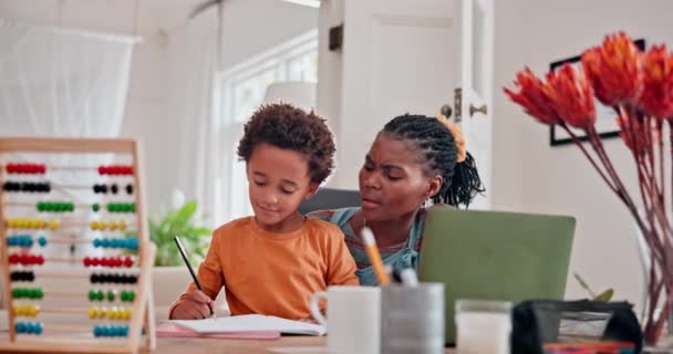 Matka Dítě Psaní Učení Doma Zmatkem Pro Domácí Úkoly Odpověď — Stock video