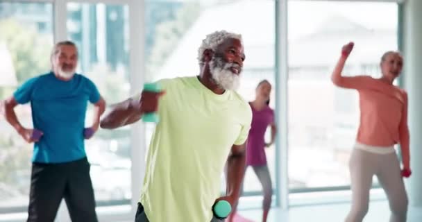 体重减轻和老年人在健身房的健康 健康和手臂运动课 多样性和资深朋友在演播室用哑铃进行肌肉锻炼或训练 — 图库视频影像
