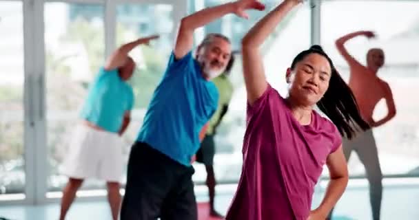 伸展和成熟的人在瑜伽课上锻炼 训练和在健身房进行有氧运动 退休和老年男女为健康 枕头和健身俱乐部热身 — 图库视频影像