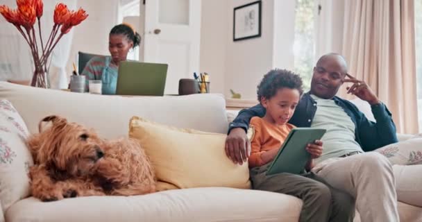 Glücklicher Vater Tablet Und Kind Hause Zum Lernen Zur Online — Stockvideo