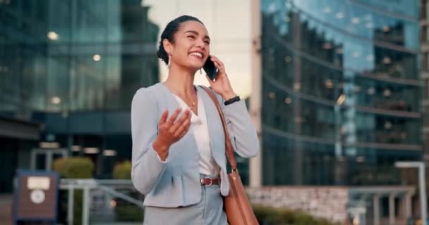 Wanita Bisnis Panggilan Kota Dan Telepon Untuk Perjalanan Komunikasi Jaringan — Stok Video