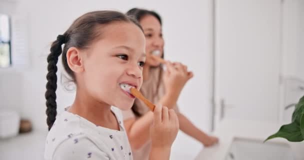 Matka Dítě Čištění Zubů Koupelně Zdraví Zubní Pro Čerstvé Dýchání — Stock video