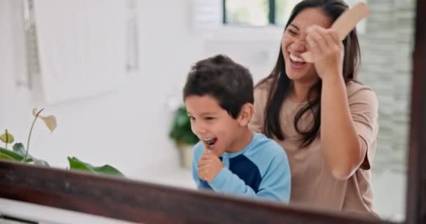 Mamo Mycie Zębów Włosów Dzieci Łazience Lustrze Domu Szykując Się — Wideo stockowe