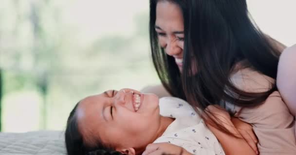 Hogar Cama Madre Con Chica Divertida Felicidad Con Amor Unión — Vídeo de stock