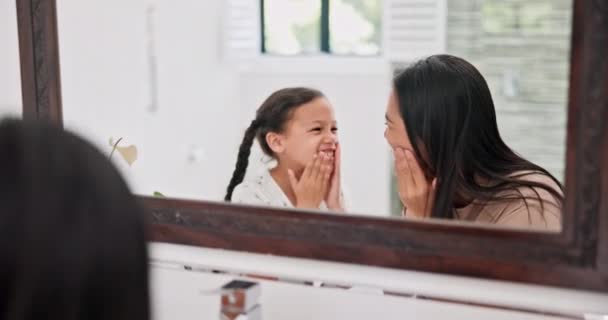Frau Kind Und Hautpflege Spiegel Mit Familie Hause Für Kosmetische — Stockvideo