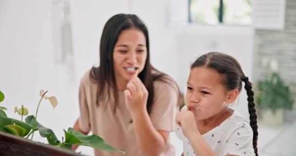 Moeder Meisje Kind Tandenpoetsen Badkamer Ochtendroutine Spiegel Gebit Met Tandpasta — Stockvideo