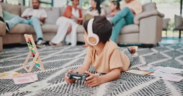 Çocuk Çocuk Yerde Kulaklıklı Video Oyunları Oturma Odasında Konsol Eğlence — Stok video