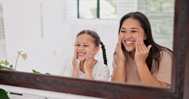 Frau Mädchen Und Hautpflege Spiegel Mit Familie Hause Für Kosmetische — Stockvideo