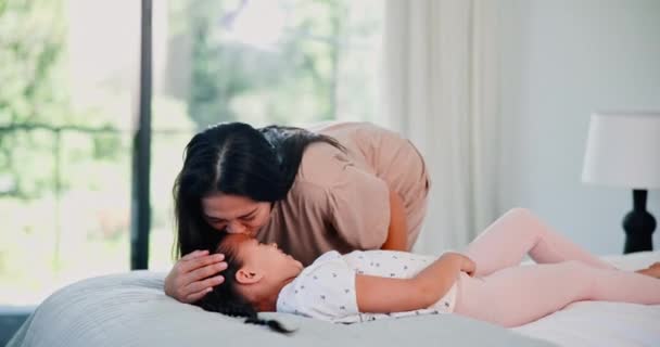 Lycklig Mor Kärlek Och Kyss Med Barn Sängen För Stöd — Stockvideo
