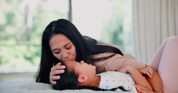 Lycklig Mor Kyss Och Lek Med Barn Sängen För Stöd — Stockvideo