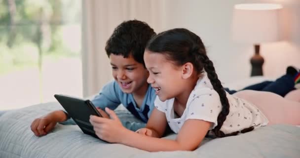微笑和孩子们在床上在家里 学习或看滑稽的卡通片 家人团聚在一起 快乐的孩子和兄弟姐妹在网上的卧室里流连忘返 应用和游戏来放松自己 — 图库视频影像
