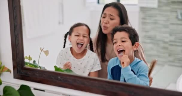 Matka Čistí Zuby Vlasy Dětí Koupelnovém Zrcadle Domova Připravuje Frustrací — Stock video