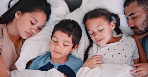 Οικογένεια Ύπνος Στο Κρεβάτι Και Αγάπη Ασφάλεια Στο Σπίτι Κούραση — Αρχείο Βίντεο