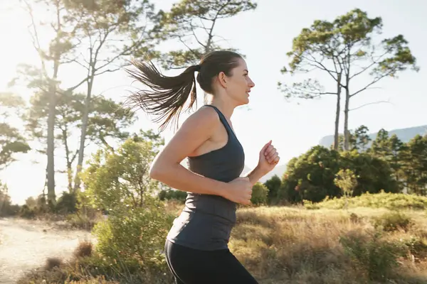 Exercício Corrida Mulher Caminho Montanha Para Saúde Bem Estar Forte — Fotografia de Stock
