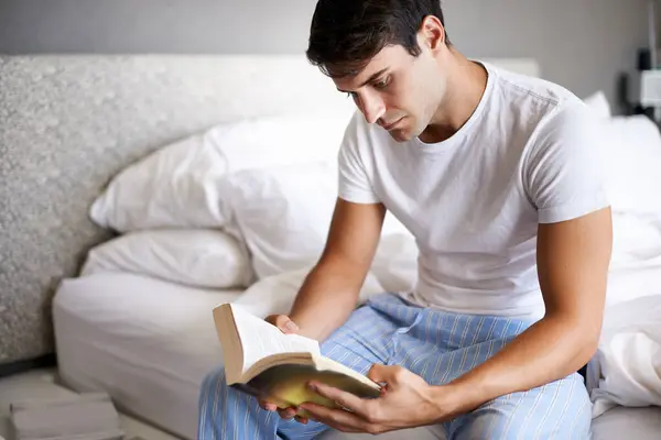 Hombre Lectura Pijama Para Mañana Rutina Libro Dormitorio Para Bienestar —  Fotos de Stock