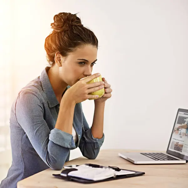 Zakenvrouw Kantoor Denken Drinken Van Koffie Laptop Voor Digitale Technologie — Stockfoto
