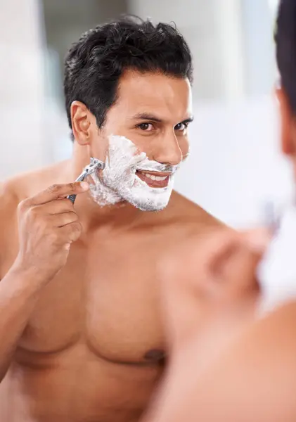 Tıraş Bıçağı Tımar Güzellik Için Banyo Aynasında Yüzlerine Saç Aldırma — Stok fotoğraf