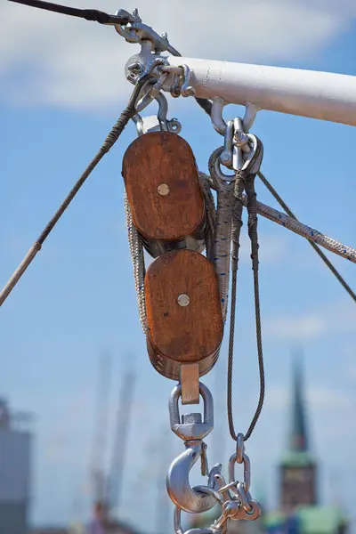 船上のロープが付いている閉鎖 滑車およびホック 船のドックまたは航海のための運送および航海との港 ヨット 旅や旅行でクルーズ 航海船 機器やリギングのためのケーブルとチェーン — ストック写真