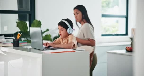 Ребенок Ноутбук Кухня Образованием Будущим Ростом Электронного Обучения Знаний Компьютер — стоковое видео