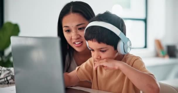 具有教育 渴望和成长的孩子 笔记本电脑和母亲对未来和知识的渴望 计算机 学生和家庭促进技术 学习和虚拟或在线学校促进发展或评估 — 图库视频影像