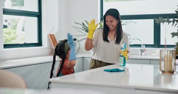 Mãe Filho Mais Cinco Para Limpar Casa Aprender Responsabilidade Pelo — Vídeo de Stock