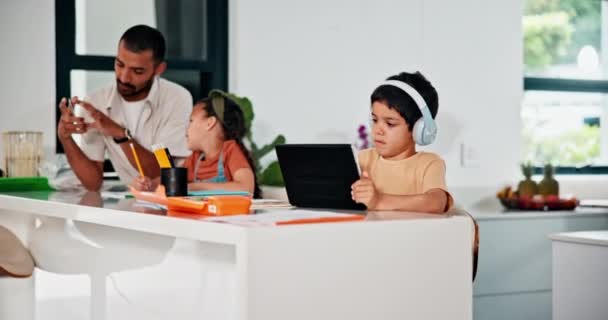 Papa Kinder Und Hausaufgaben Mit Tablet Hause Gemeinsam Unterrichten Unterstützen — Stockvideo