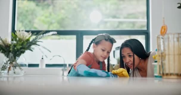 儿童和厨房柜台 或帮助清洗与产品的光泽表面或学习 教学或在一起 洗涤细菌或细菌污垢 灰尘或卫生的父母 女儿和布料 — 图库视频影像