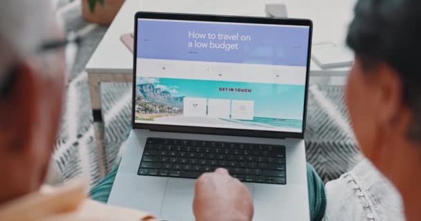 Paar Laptop Und Reise Forschung Oder Hause Für Urlaub Reiseroute — Stockvideo