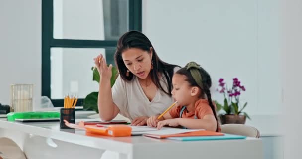 Hausaufgaben Lernen Und Frustrierte Mutter Mit Kind Mit Notizbuch Papier — Stockvideo