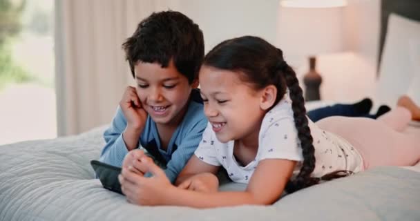微笑和孩子们在家里躺在床上 学习或观看与家人团聚的卡通片 智能手机 快乐的孩子或兄弟姐妹在线在卧室里流连于手机应用程序 滚动或放松 — 图库视频影像