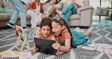 Küçük çocuklar, teknoloji ve tablet evdeki oturma odasında aile ve kanepe. Oyunlar, anne babalar ya da büyükanneler ya da büyükbabalarla kanepe, filmler ve kardeşler için eğlence.