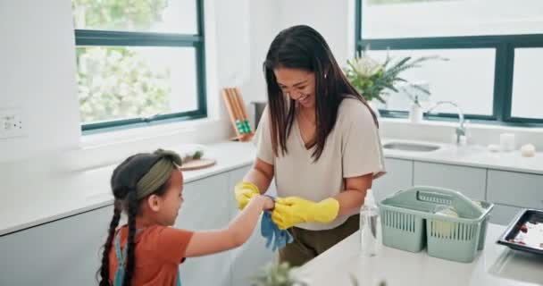 家庭のバクテリアを防ぐために 安全のためにキッチンの母 カウンターや表面を消毒するためにライフスキルを学ぶ女性 またはPpe — ストック動画