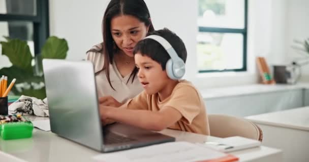 Παιδί Laptop Και Σπίτι Εκπαίδευση Μάθηση Και Ανάπτυξη Για Μέλλον — Αρχείο Βίντεο