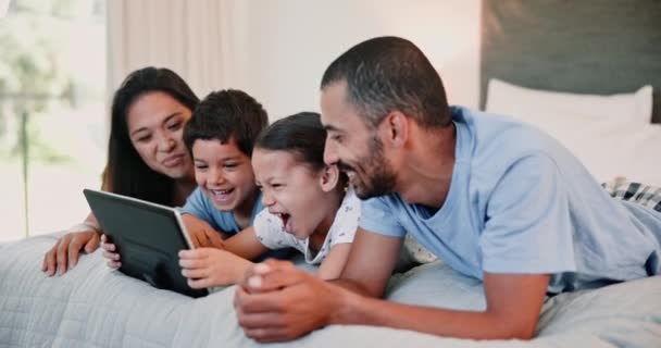 在家中与家人同床共枕 学习或观看滑稽卡通片 快乐的孩子和家长们在网上的卧室里玩流媒体 笑和游戏来放松自己 — 图库视频影像