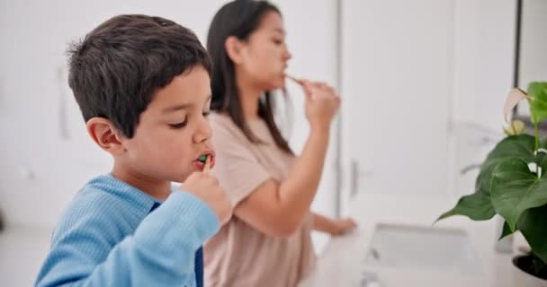 トイレ 朝のルーチン 歯磨き 新鮮な呼吸のための歯磨き粉で歯磨き 家庭での口腔衛生のための女性と子供との健康 セルフケア — ストック動画