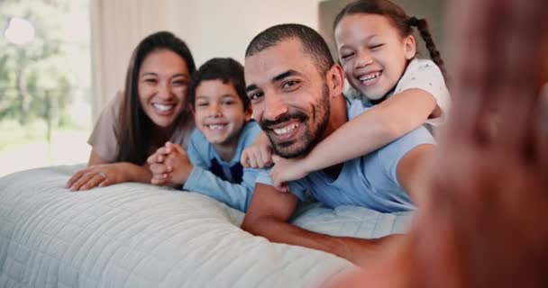 Visage Famille Heureuse Selfie Dans Chambre Coucher Maison Amour Liaison — Video