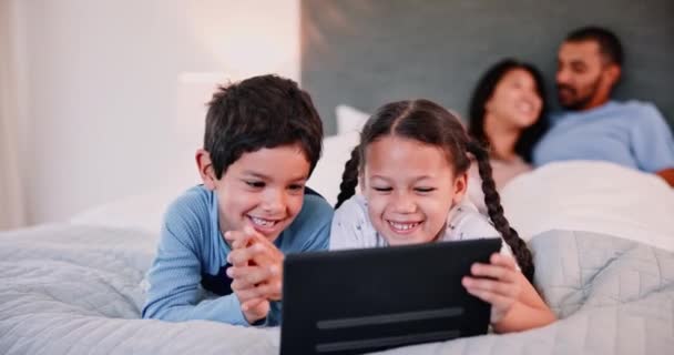 微笑和孩子们在家里的卧室里 学习或观看卡通片中的家庭情谊 与父母在网上玩耍 聊天或放松的技术 快乐的孩子或兄弟姐妹 — 图库视频影像