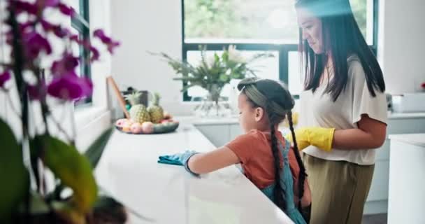Mulher Criança Luvas Para Limpar Cozinha Balcão Para Limpar Saúde — Vídeo de Stock