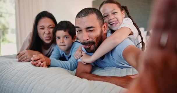 Komik Yüz Aile Özçekim Yatak Odasında Dil Dışarı Çocuklar Sabahları — Stok video