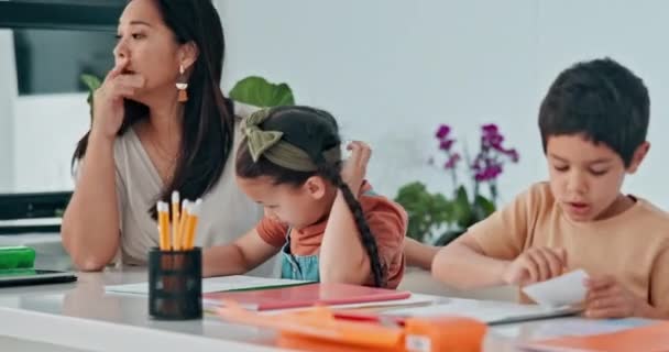 Mor Barn Och Läxor Med Överväldigad Stress För Adhd Distraktion — Stockvideo