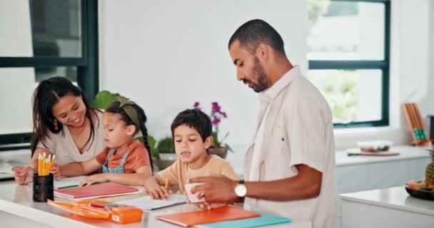 Hausaufgaben Bildung Und Eltern Mit Kindern Mit Notizbuch Papier Und — Stockvideo