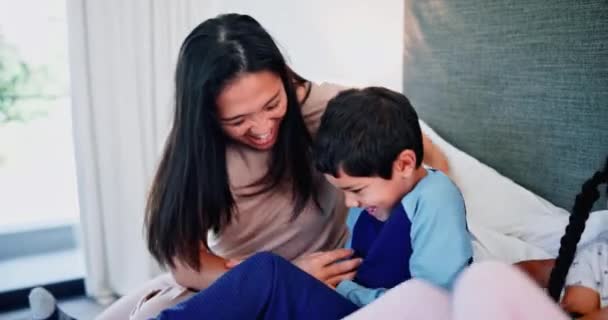 Šťastná Matka Lůžko Objetí Dětmi Pro Sblížení Hraní Nebo Užívání — Stock video
