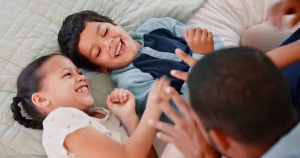 Счастливы Здоровы Дети Постели Родители Смеются Расслабляются Общаются Дома Смильные — стоковое видео