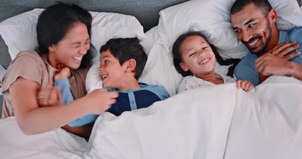 挠痒痒 孩子们和父母一起在床上笑 和家人在一起 在家里的卧室里 孩子们和不同种族的妈妈和爸爸们一起休息和玩耍 开心地玩耍 — 图库视频影像