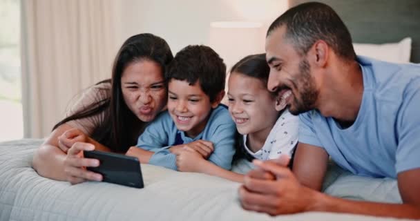 Familia Relajarse Cama Selfie Para Memoria Con Sonrisa Cara Divertida — Vídeos de Stock